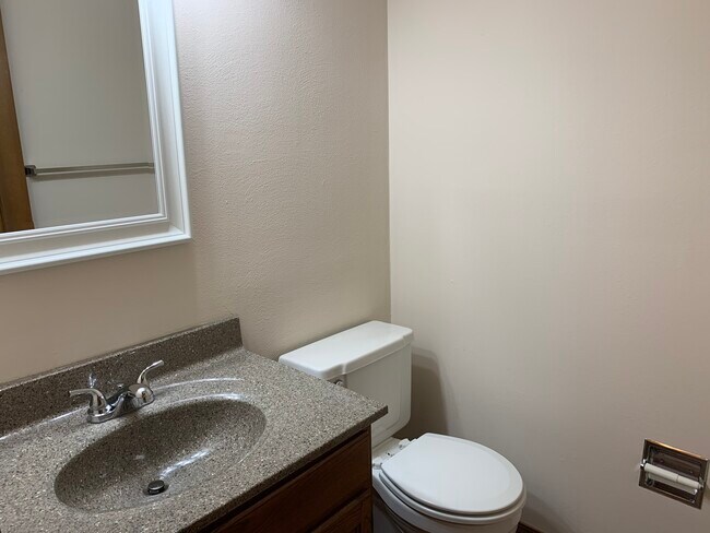 Building Photo - 715 Oak Trl