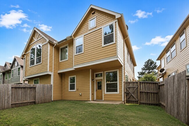 Foto del edificio - 228 Cheswood Forest Pl