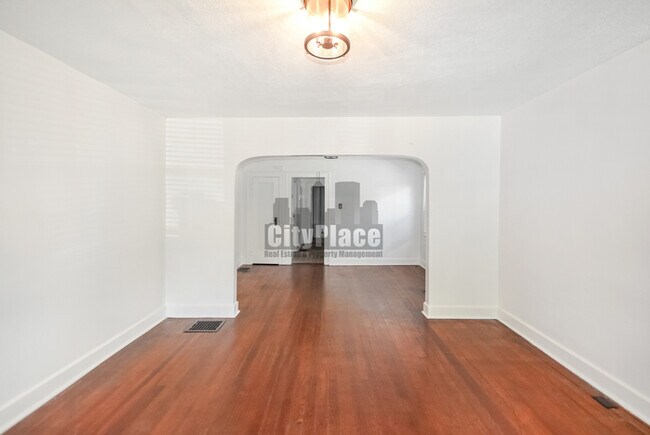 Building Photo - 810 N Gladstone Ave