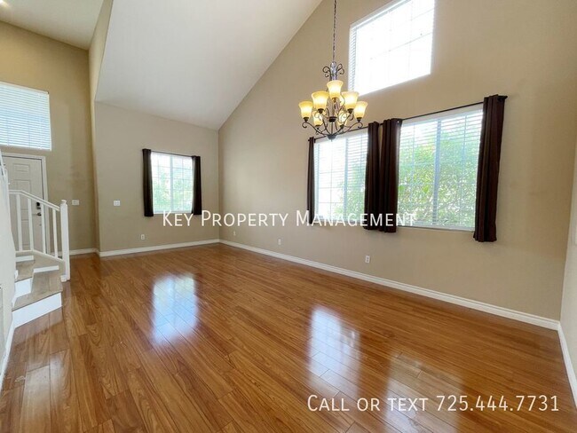 Foto del edificio - 4 BED, 3.5 BATH 2 STORY HOME WITH SPA LOCA...