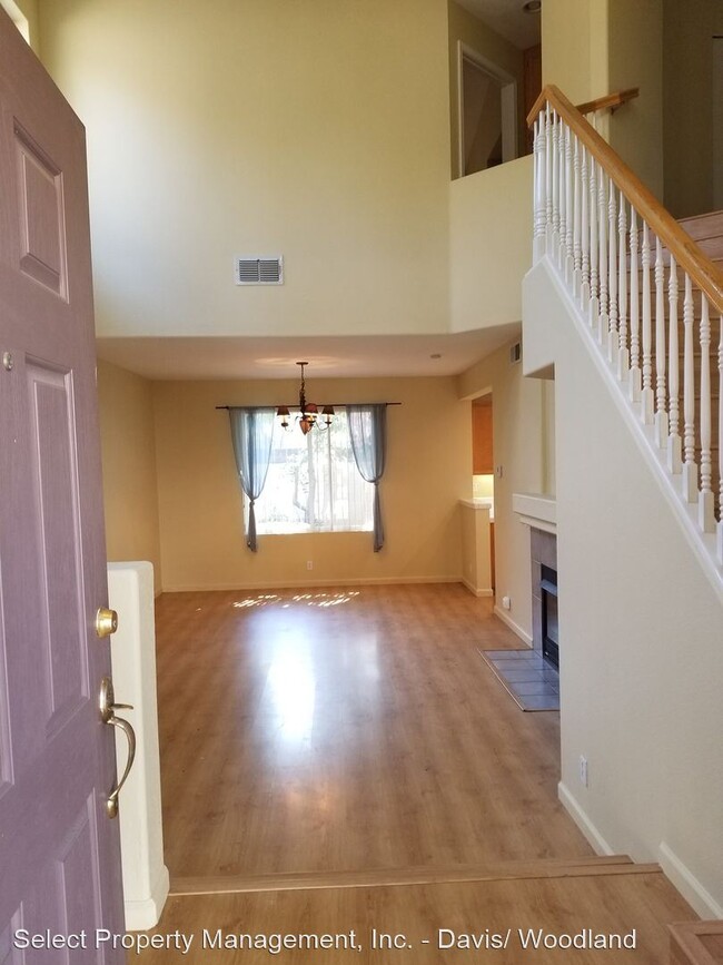 Building Photo - 3 br, 2.5 bath House - 3320 Via Verde Terrace