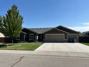 Building Photo - 745 SW Panner St