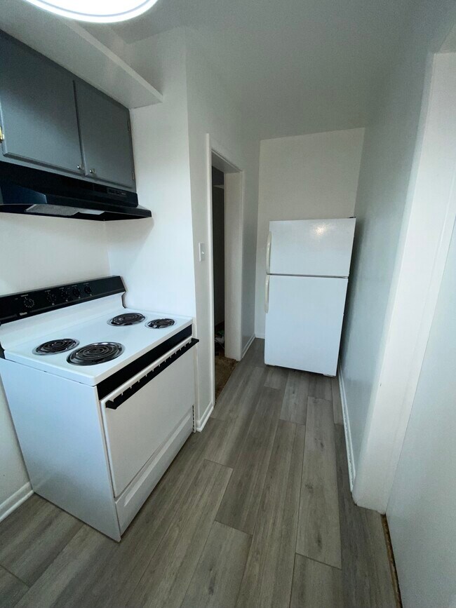 DSCF0963 - 214 S Bloomington St