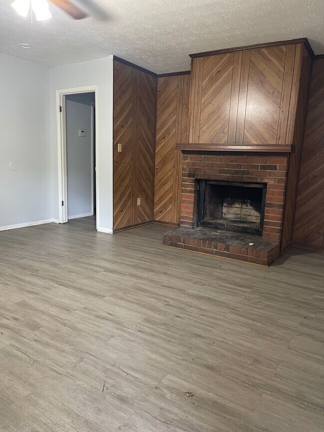 Building Photo - 2 bedroom duplex off 441 N Available Now!