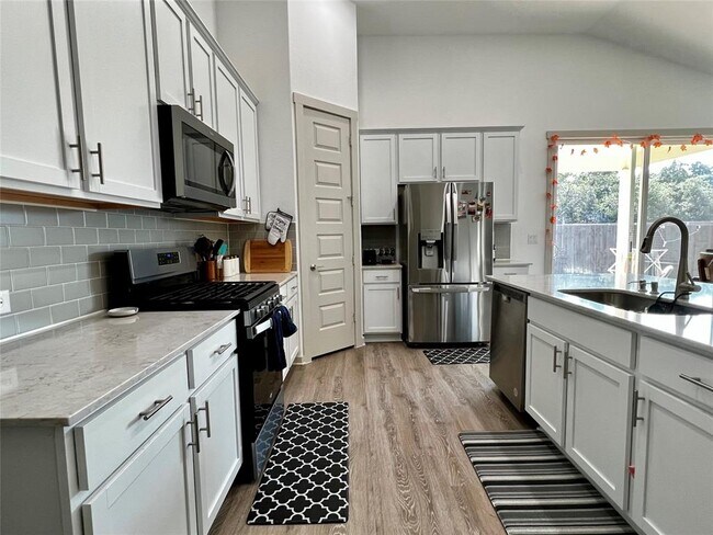 Building Photo - 2025 Centerline Ln
