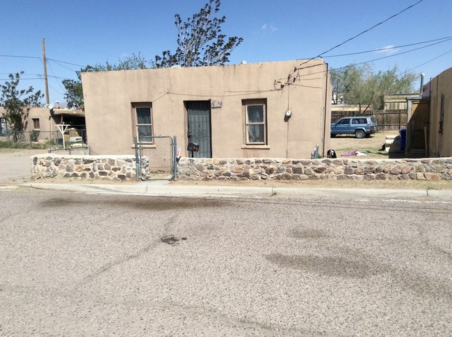 Building Photo - 425 Pinon St