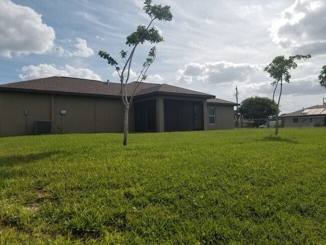 Foto del edificio - 3/2 Home with Fenced in Yard on Freshwater...