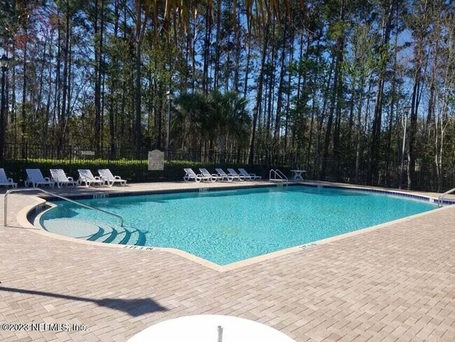 Foto del edificio - 7920 Merrill Rd