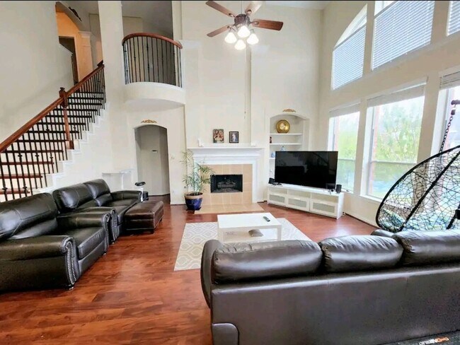Foto del edificio - 4 Bedroom Single Family Home in Sugar Land