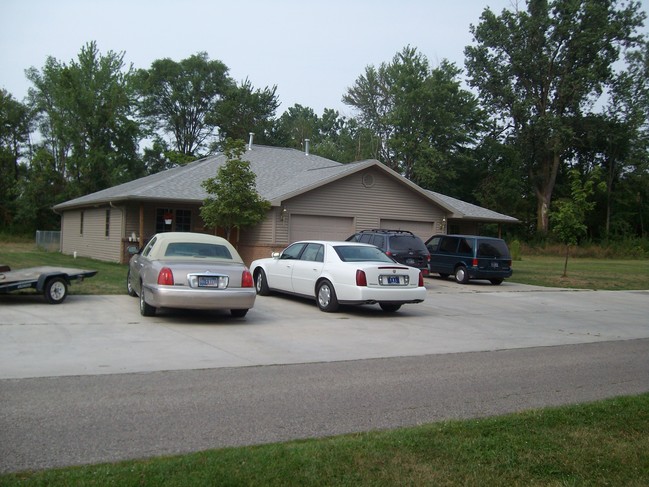 Primary Photo - Cottonwood Apartments