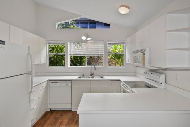 Building Photo - ***Pines II 2 Bedroom 2 Bath Fully Furnish...