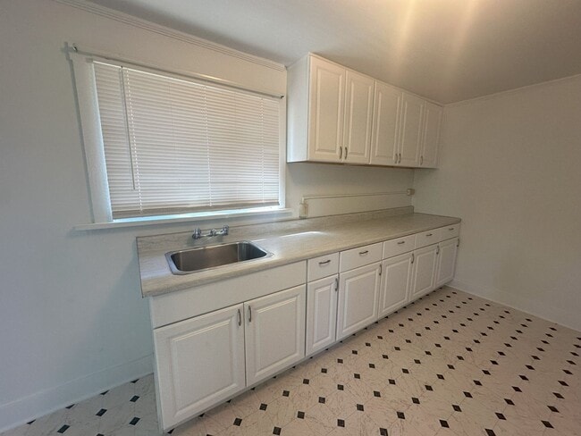 Building Photo - 2 BD, 1 BA cottage