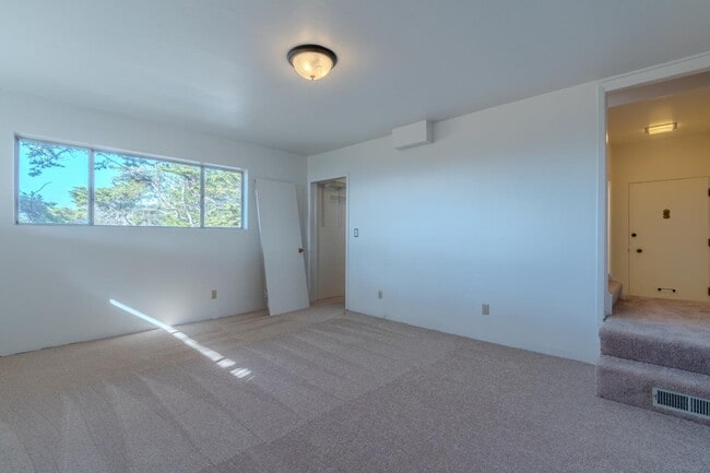 Building Photo - 990 Mirador Terrace