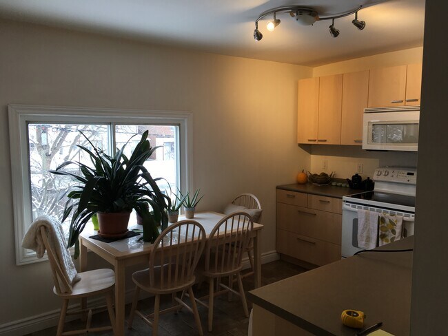 Building Photo - 167 Silverthorn Av
