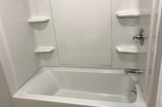 TUB / SHOWER BRAND NEW - 364 Madison Ave