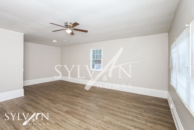 Building Photo - You'll love this split level 4 bedroom home!