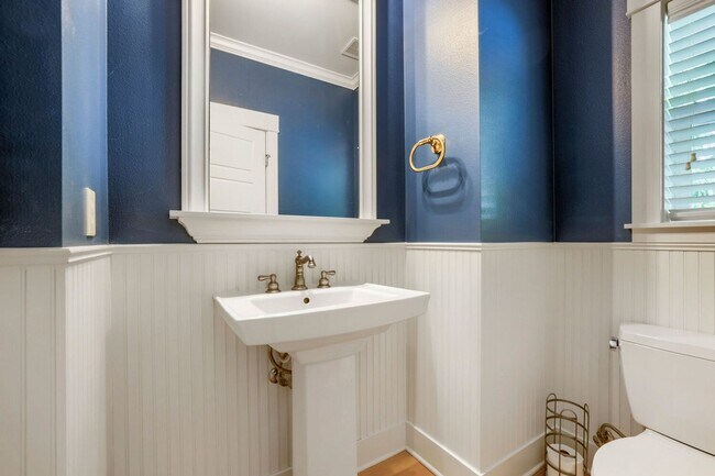 Building Photo - 5bd/3.5ba Bellevue Hoome