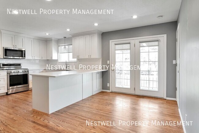 Building Photo - 1335 E Maplewood Cir
