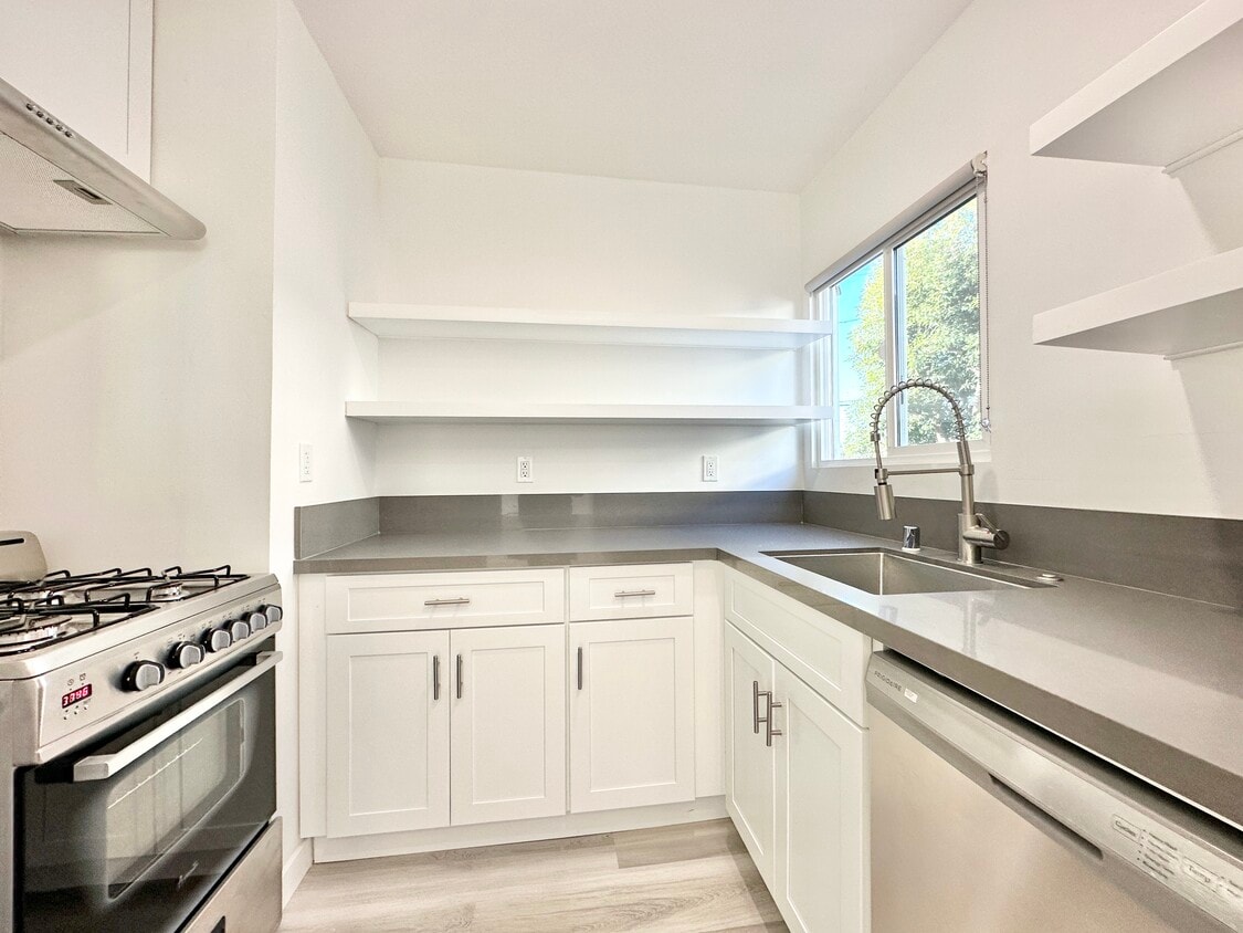 Primary Photo - 2431 1/2 W Ave 33