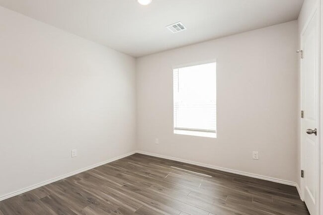 Building Photo - 1911 Malus Way