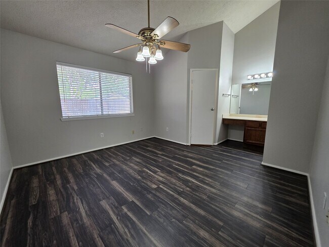 Foto del edificio - 447 Lost Rock Dr