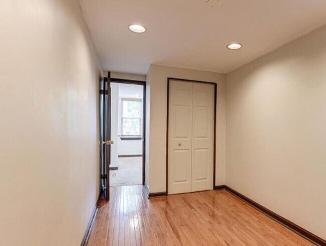 Foto del edificio - 815 S Decker Ave