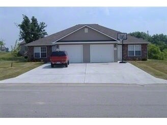 Building Photo - 501-521 NW Woodbury Dr