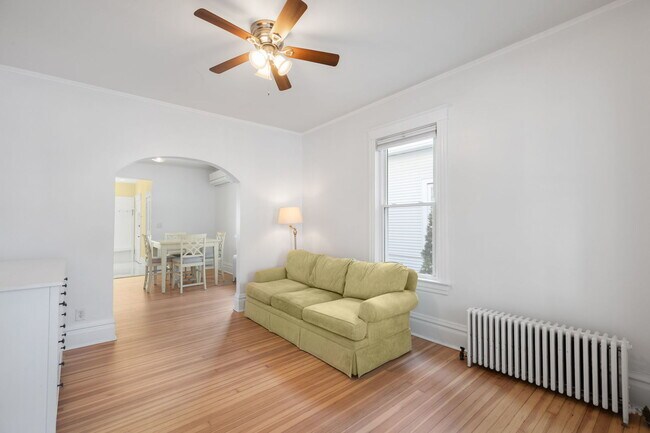 Foto del edificio - 331 Granby Rd