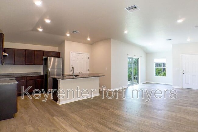 Photo - 341 Reeves St House