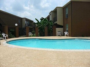 Building Photo - 8100 Creekbend Dr