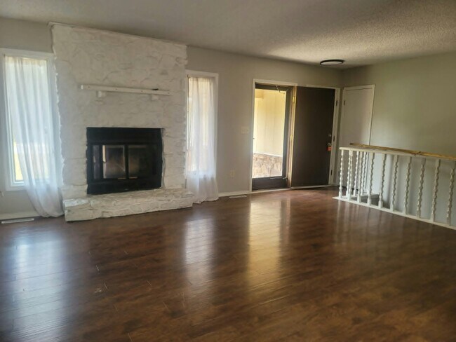 Foto del edificio - 1460 N Northwest Pkwy