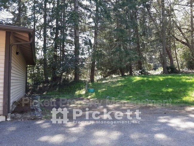 Building Photo - 6451 Lewis NE Dr