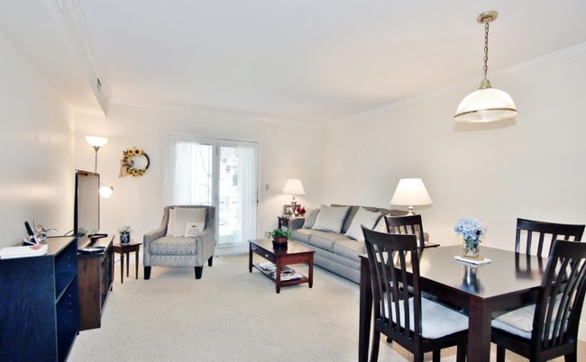 Building Photo - 351 Pemberwick Rd