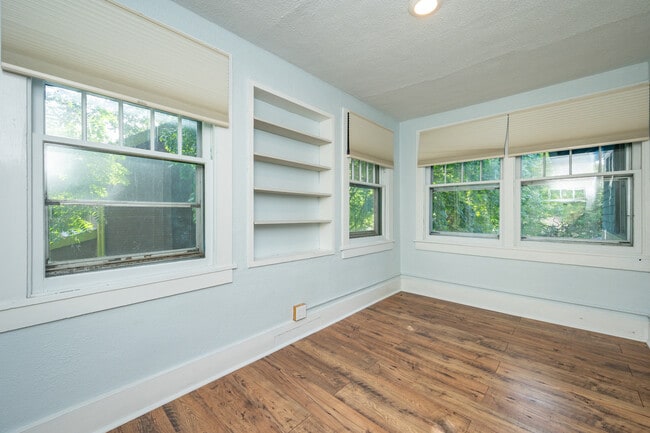 Building Photo - 822 7th St