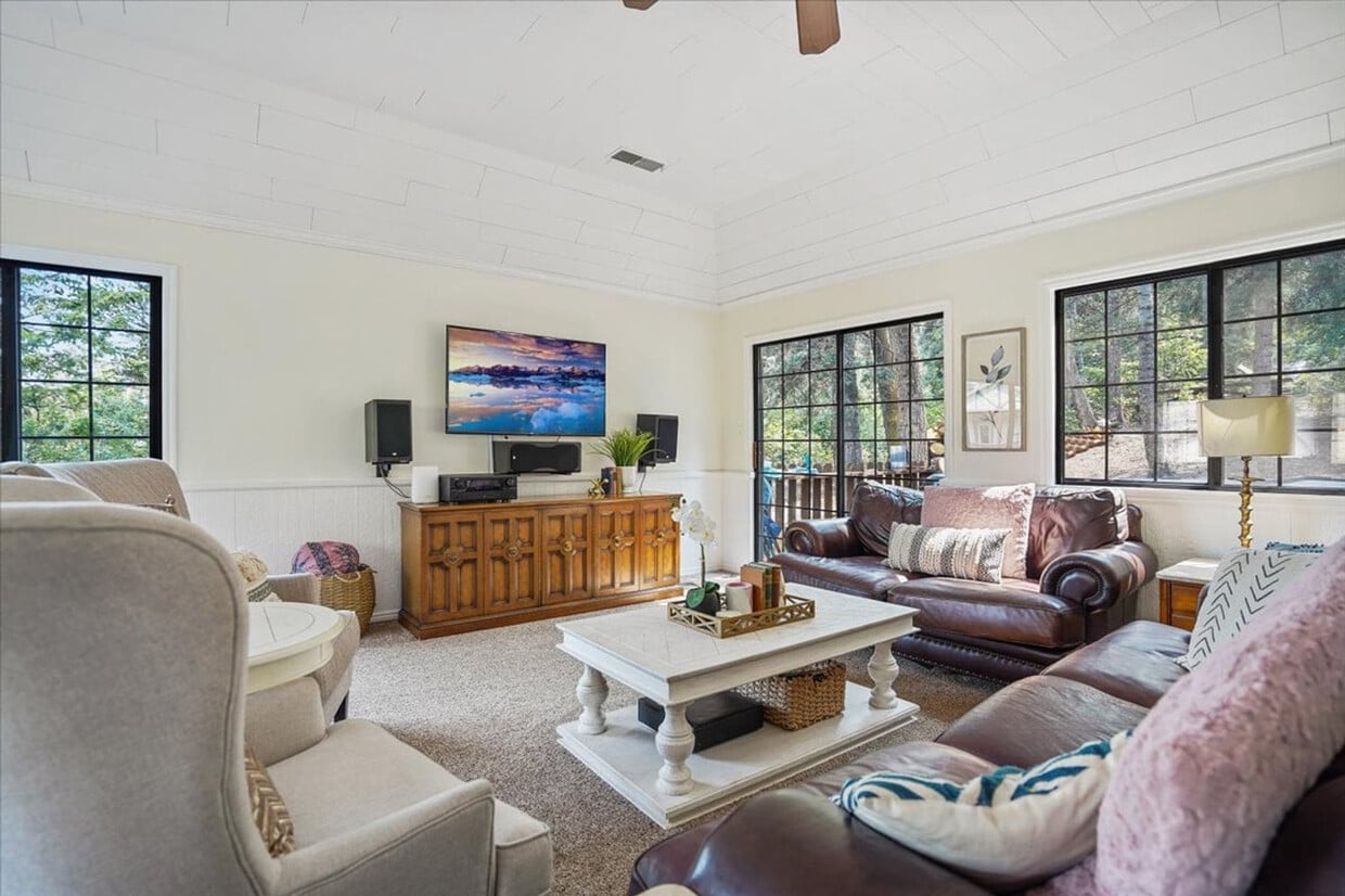 Foto principal - 540 Crestview Dr