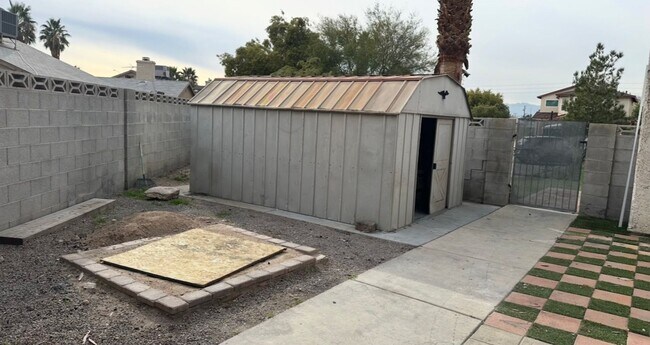 Foto del edificio - 2 BETHROOMS 2 BATHROOMS  2 CAR GARAGE HOUSE AVAILABLE FOR RENT