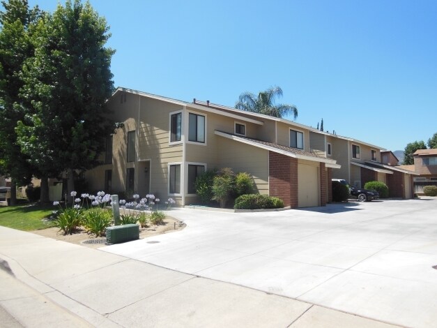 Primary Photo - 666-674 Woodcrest Dr