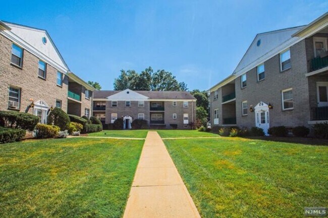 Foto del edificio - 135-167 S Maple Ave