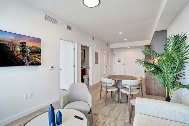 Foto del edificio - 7144 Byron Ave