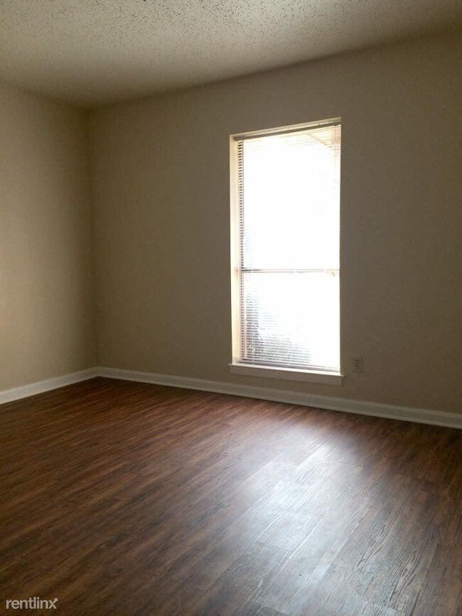 Building Photo - 2 br, 1 bath Duplex - 411 Woodridge Cir A