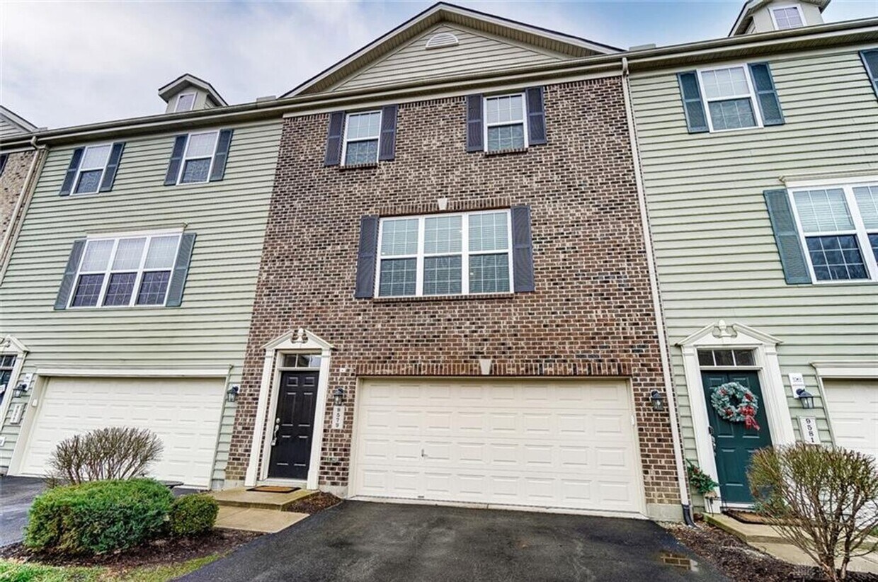 Primary Photo - AVAILABLE NOW! Luxurious and Modern 3-4 Be...
