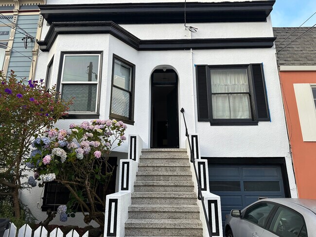 Building front entrance e - 2529 McAllister St