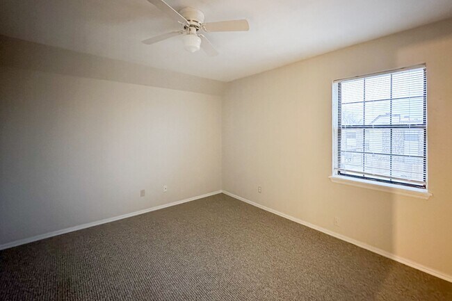 Foto del edificio - Gorgeous Upstairs 2 Bed 2 Bath In The Heart Of Norman!