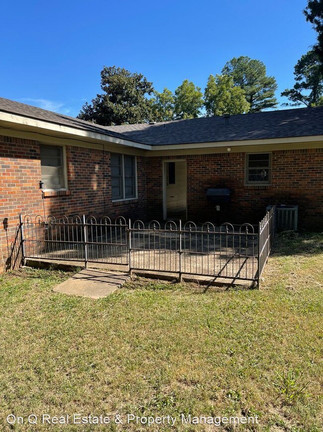 Building Photo - 3 br, 2 bath House - 908 Twin Oaks