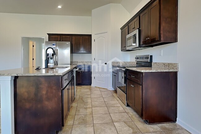 Foto del edificio - 3210 Greenhouse Dr