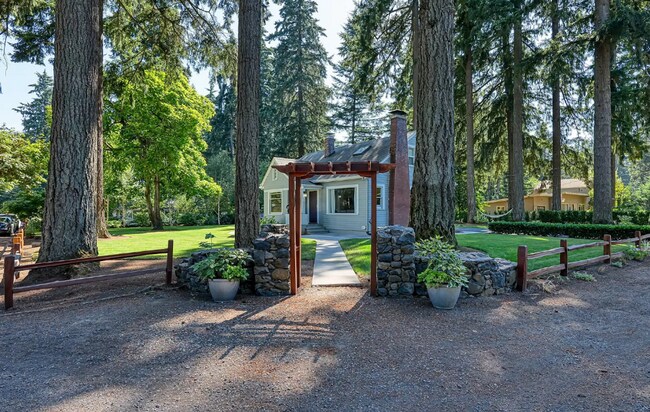 Foto del edificio - Gorgeous 1930's Lake Oswego Home Beautiful...