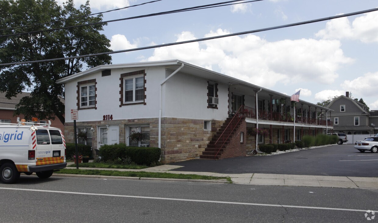 Primary Photo - Twin Oaks Apartments