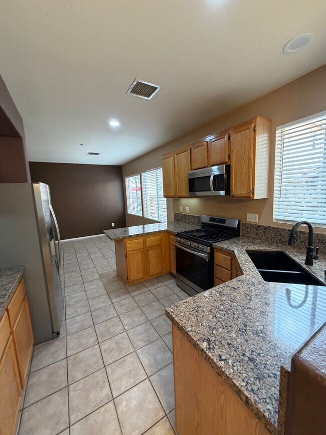 Building Photo - 3 Bed, 2.5 Bath Townhome in gated Park Lan...