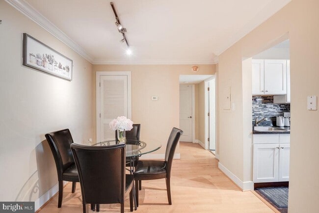 Building Photo - Amazing 2 bedroom/ 1 Bathroom unit with plenty natural light