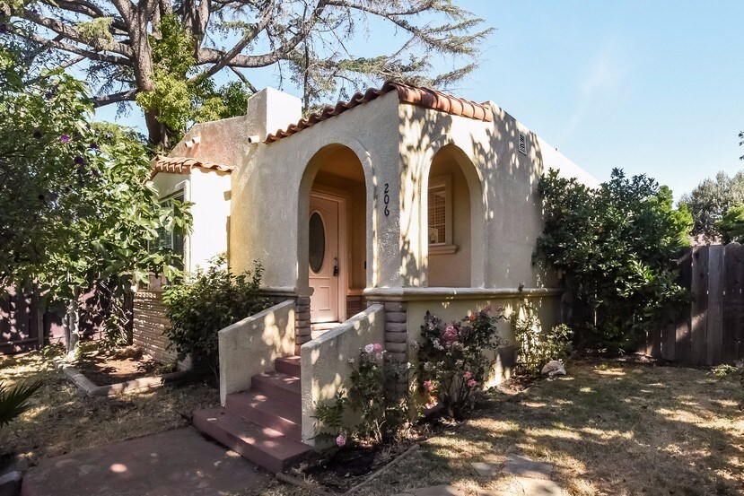 Foto principal - 206 W 10th St